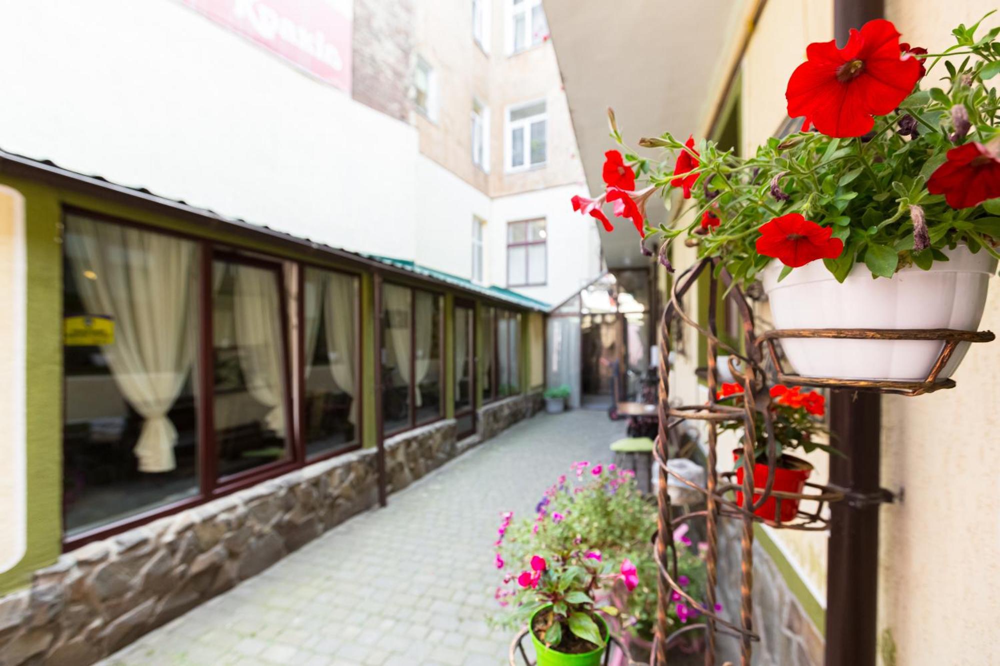 Staryi Krakiv Hotel ลวีฟ ภายนอก รูปภาพ