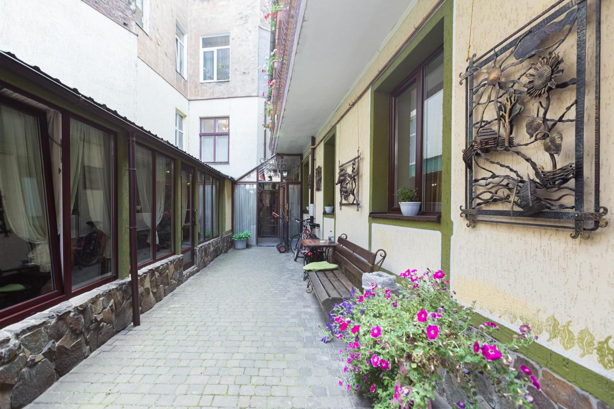 Staryi Krakiv Hotel ลวีฟ ภายนอก รูปภาพ