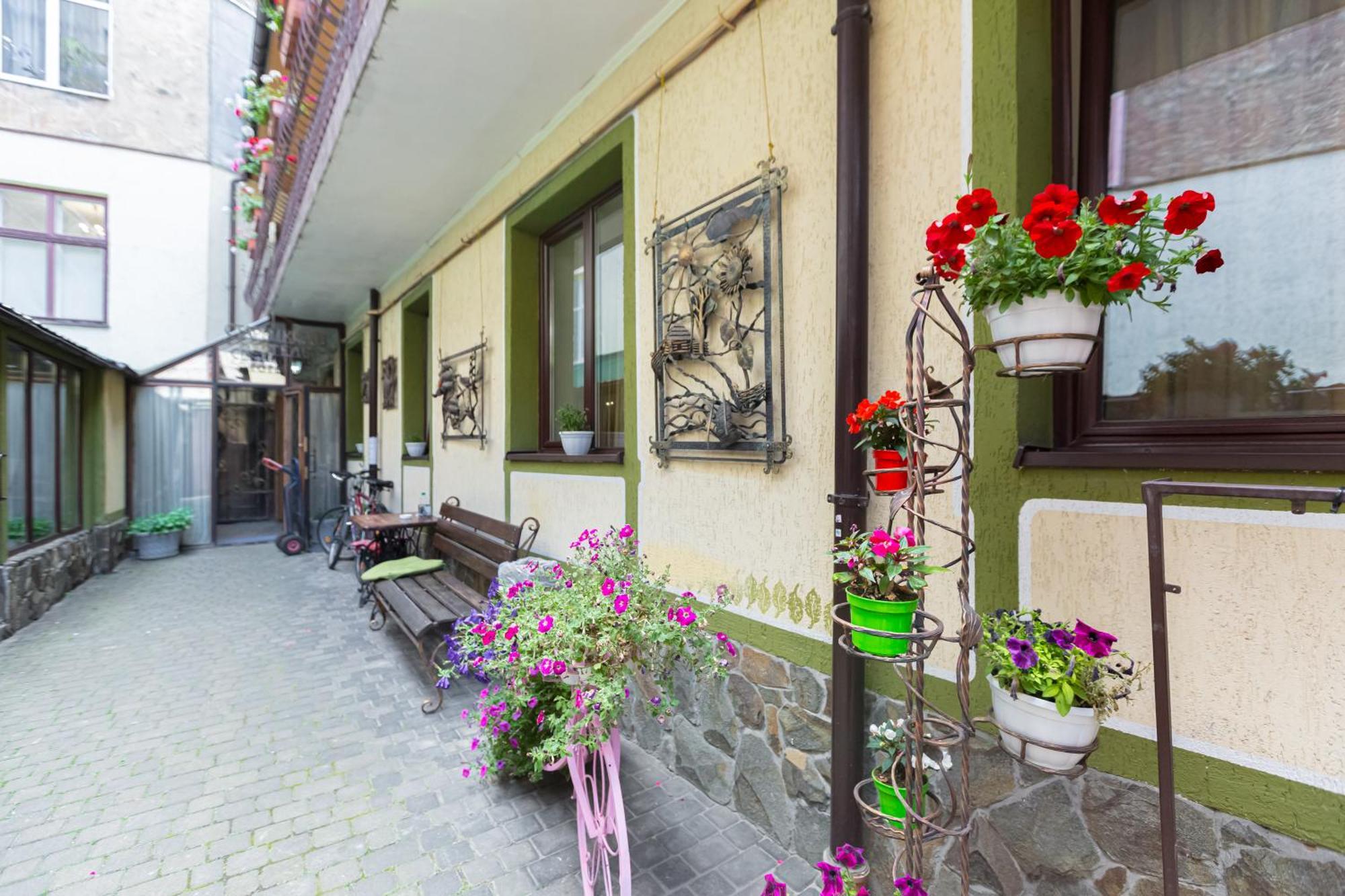 Staryi Krakiv Hotel ลวีฟ ภายนอก รูปภาพ