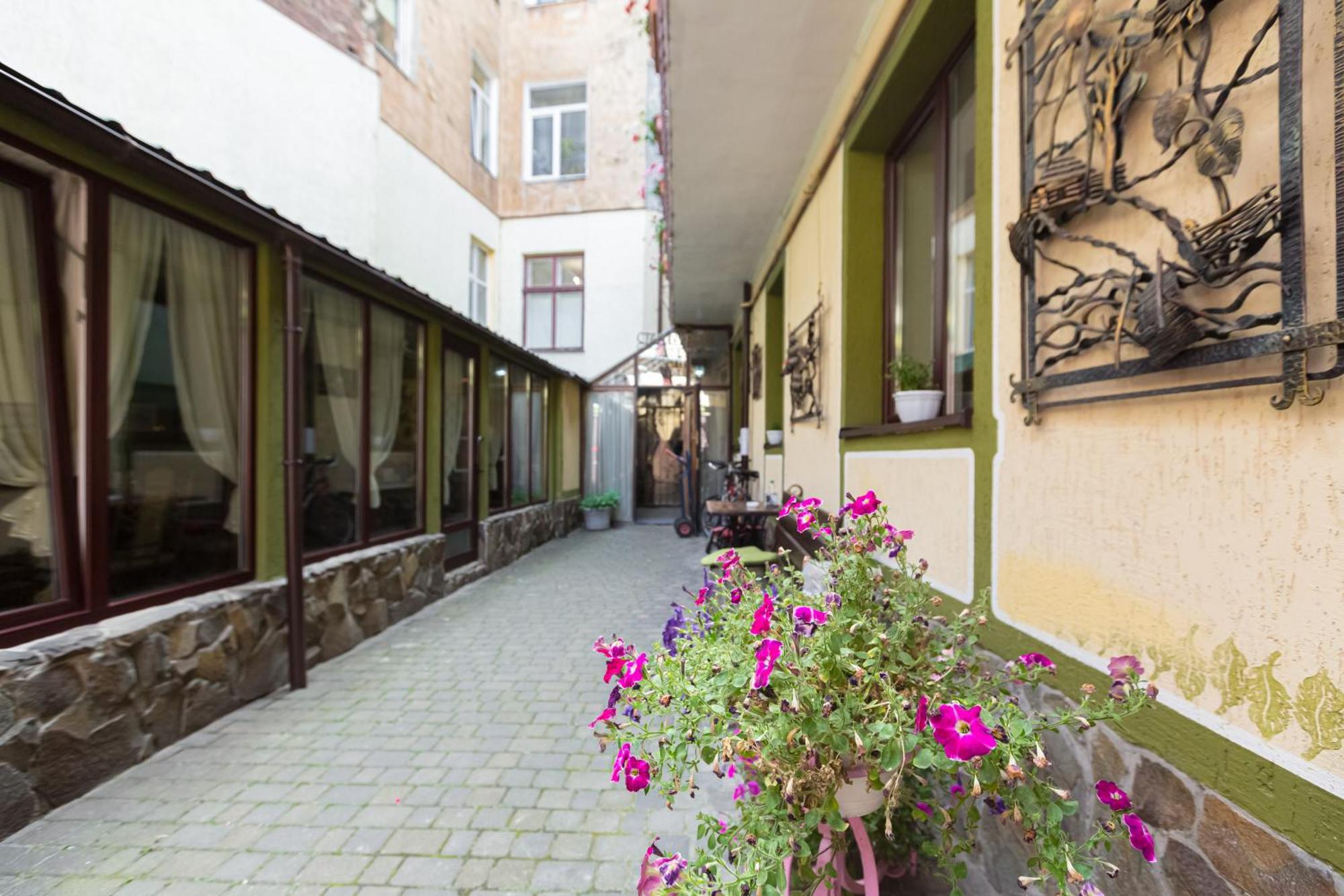 Staryi Krakiv Hotel ลวีฟ ภายนอก รูปภาพ
