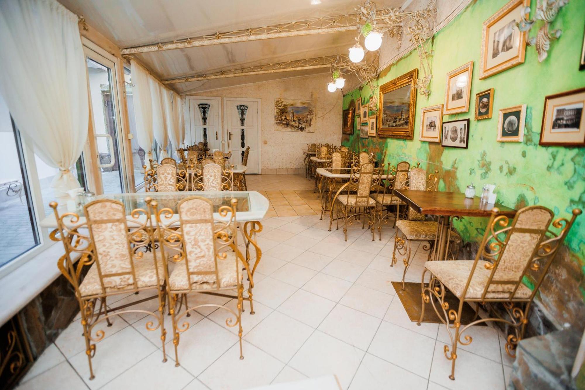 Staryi Krakiv Hotel ลวีฟ ภายนอก รูปภาพ