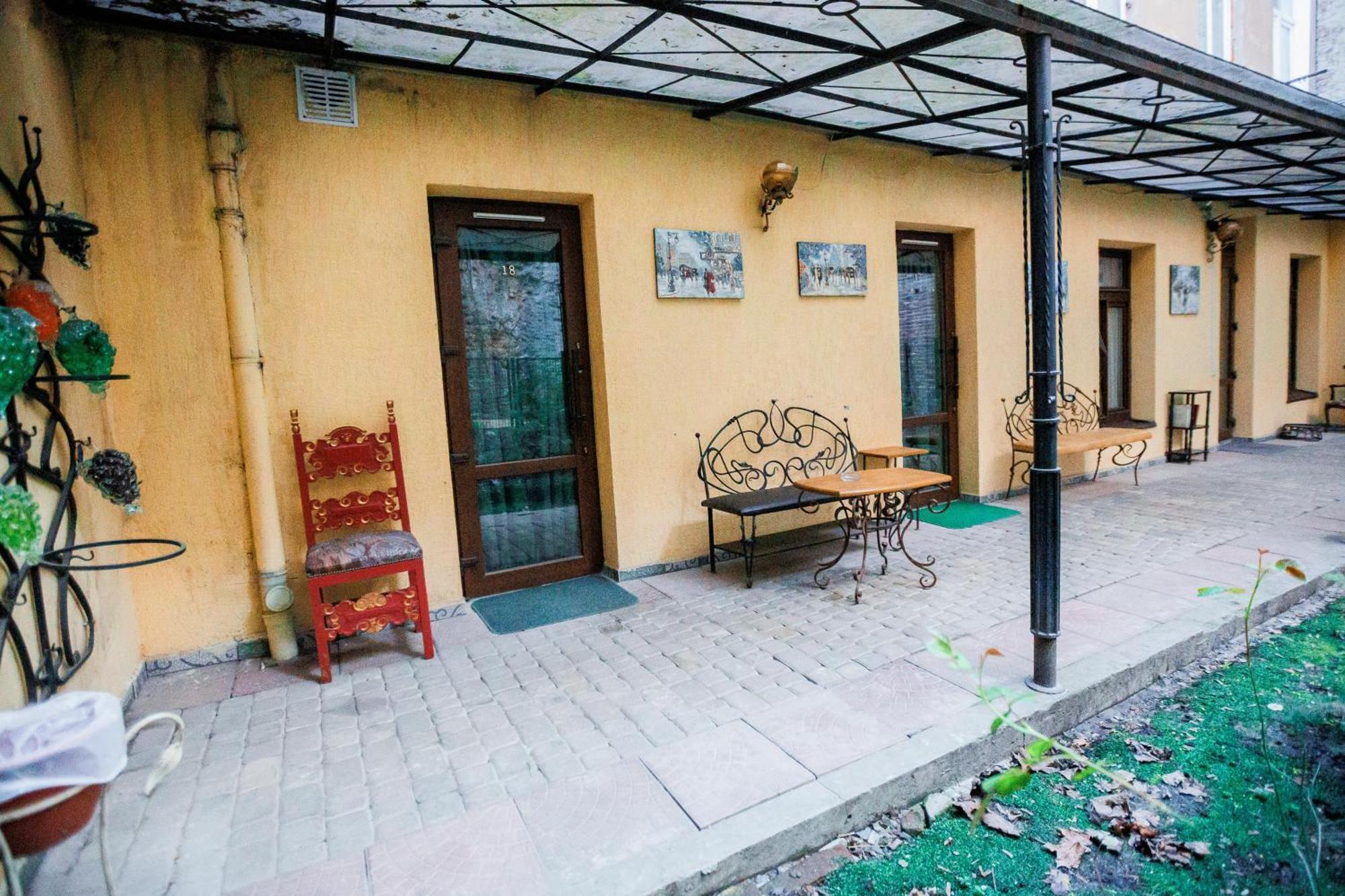 Staryi Krakiv Hotel ลวีฟ ภายนอก รูปภาพ