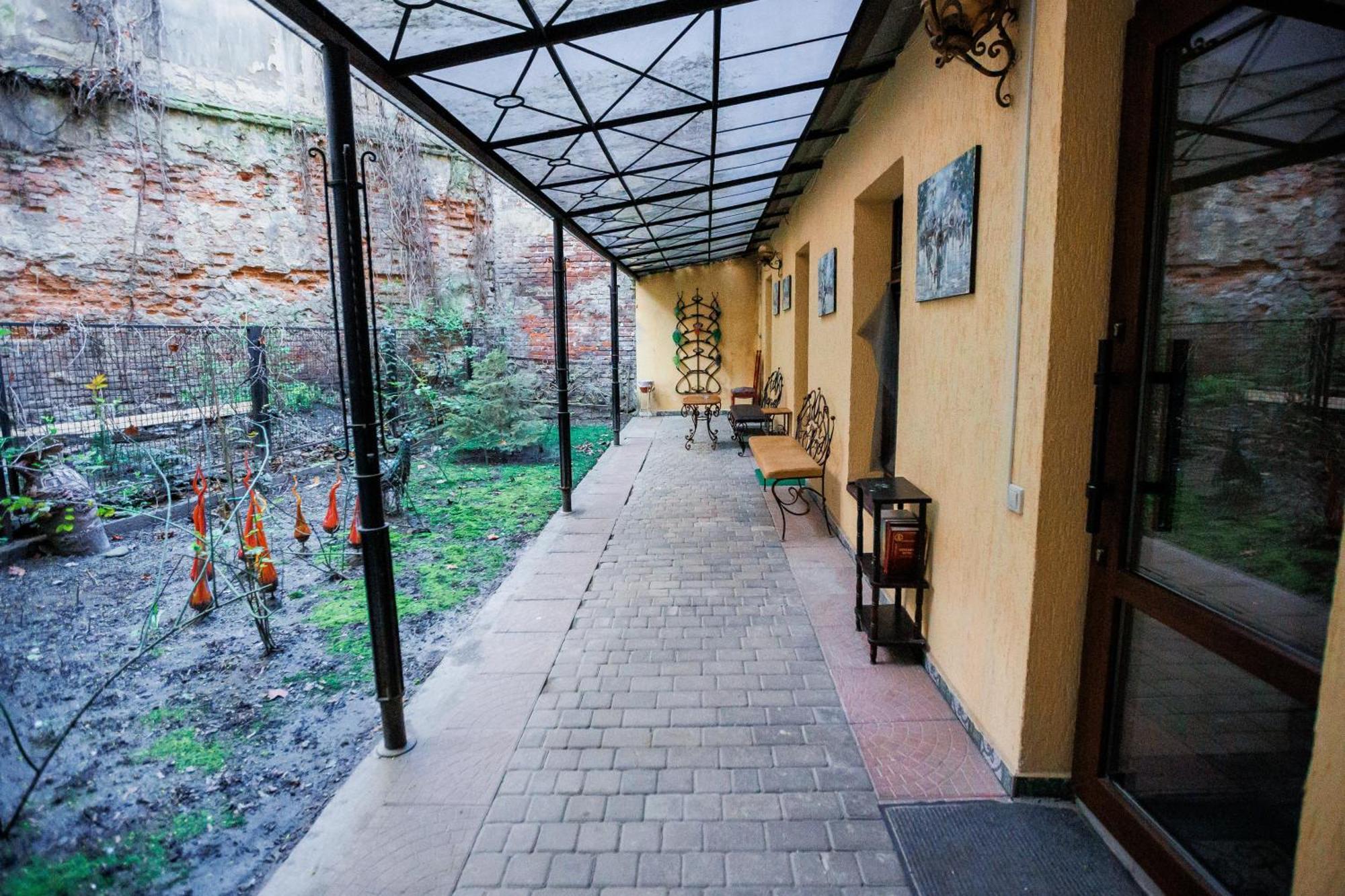 Staryi Krakiv Hotel ลวีฟ ภายนอก รูปภาพ