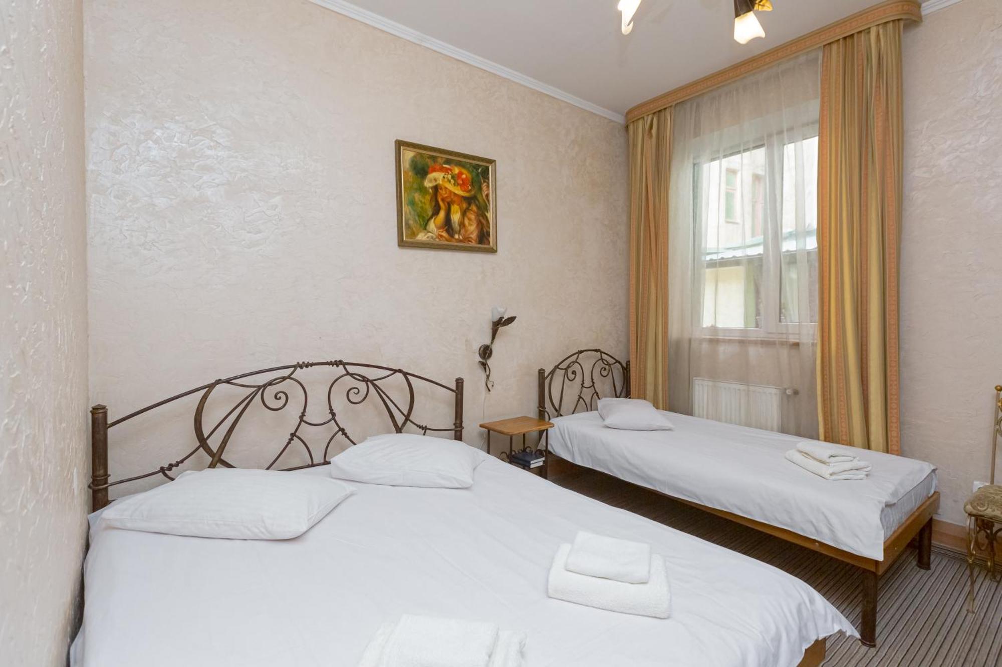 Staryi Krakiv Hotel ลวีฟ ภายนอก รูปภาพ